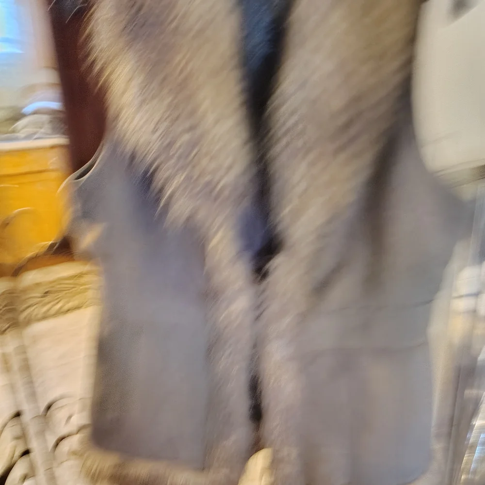 Women's Gray Faux Fur Vest - Picture 7 of 9